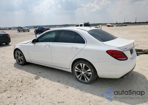 2015 Mercedes-Benz C 300 z USA, uszkodzony, nr VIN 55SWF4JBXFU065916